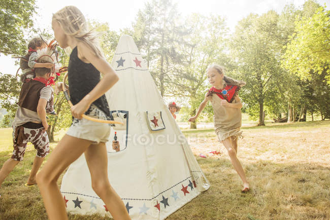 Young children play games — Stock Photo