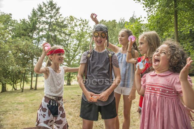 Young children play games — Stock Photo