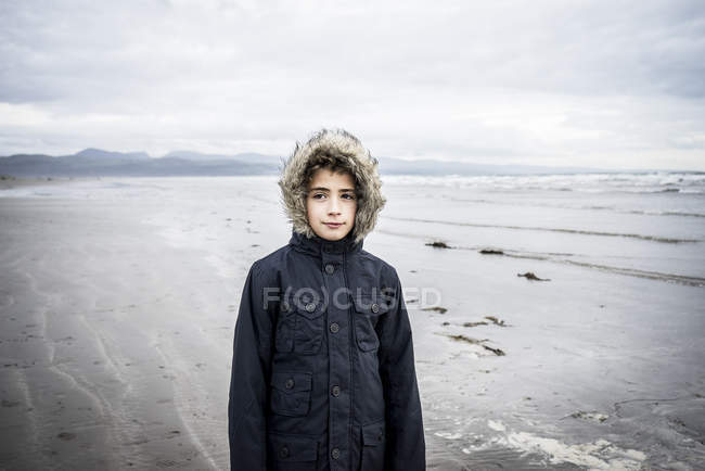Junge steht am Strand — Stockfoto