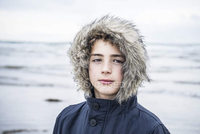 Junge steht am Strand — Stockfoto