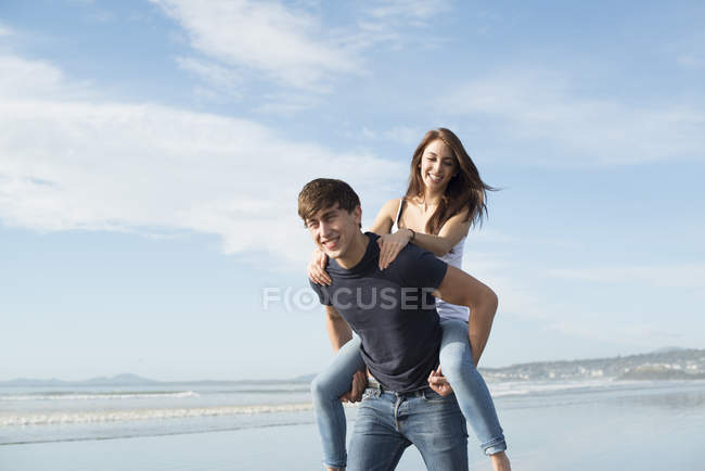 Чоловік дає стерво зворотній бік їздити до жінки друга — стокове фото