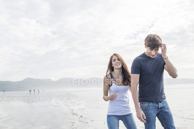 Paar genießt Sommertag am Strand — Stockfoto