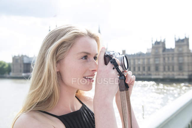 Woman taking photographs on South Bank — Stock Photo