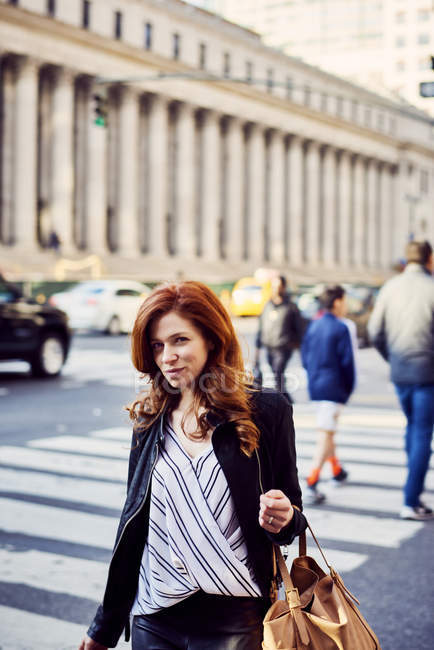 Donna a piedi lungo la strada di New York — Foto stock