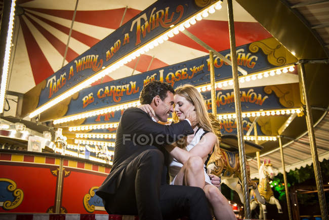 Couple câlin par carrousel — Photo de stock