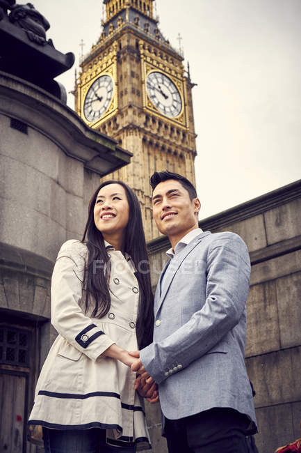 Couple standing on stairs with Big Ben on background — Stock Photo