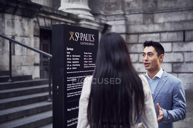 Casal examinando stand perto da Catedral de St Pauls — Fotografia de Stock