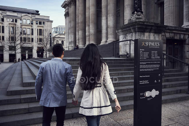 Couple walking up stairs near St Pauls Cathedral — Stock Photo
