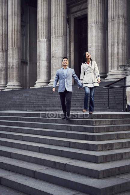 Пара прогулянки вниз по сходах поблизу St Паулс собор — стокове фото