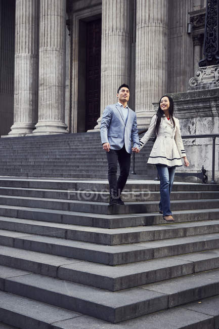 Couple walking down stairs near St Pauls Cathedral — Stock Photo