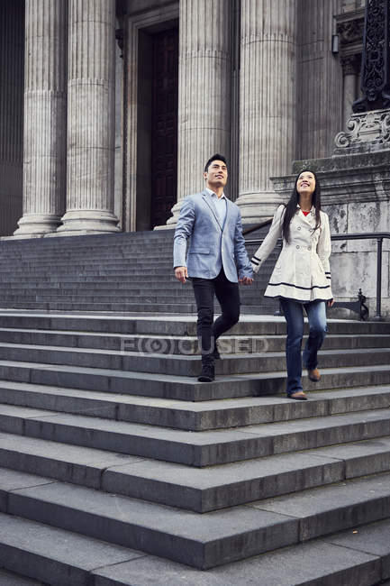 Paar geht Treppe in der Nähe der St. Pauls Kathedrale hinunter — Stockfoto
