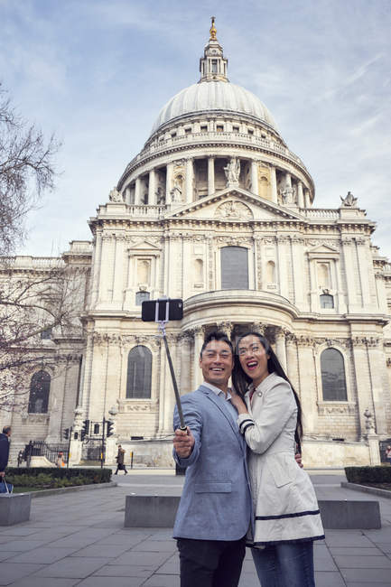 Pareja tomando selfie contra St Pauls Cathedral - foto de stock