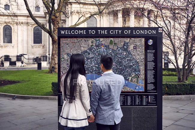 Travelers looking at London city map — Stock Photo