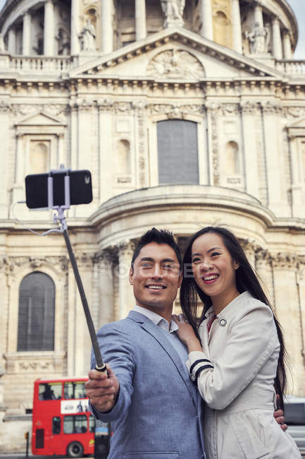 Coppia scattare selfie contro la Cattedrale di San Paolo — Foto stock