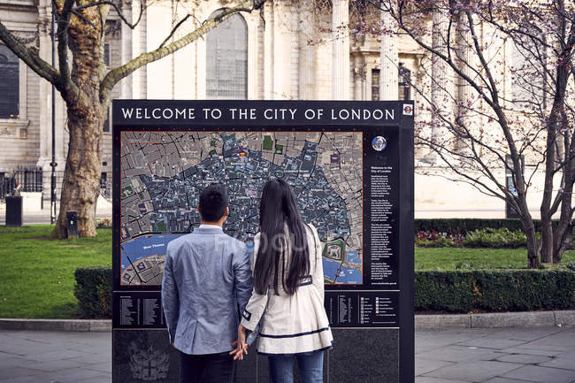 Travelers looking at London city map — Stock Photo