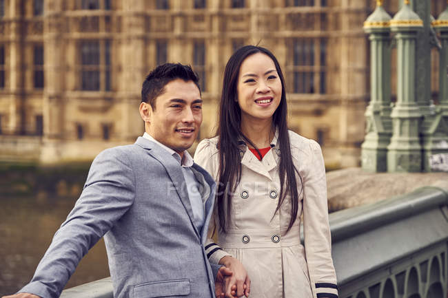 Casal em pé na ponte de Westminster — Fotografia de Stock