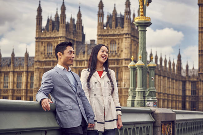 Пара, стоящая на Вестминстерском мосту — стоковое фото