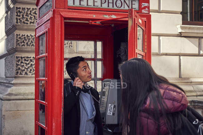 Пара робить телефонний дзвінок під час огляду — стокове фото