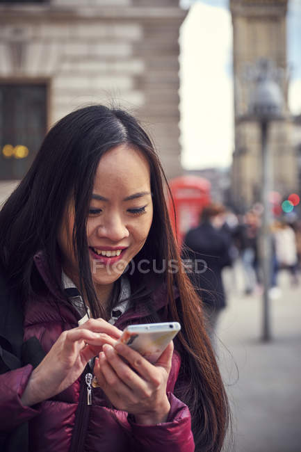 Femme japonaise utilisant un smartphone — Photo de stock