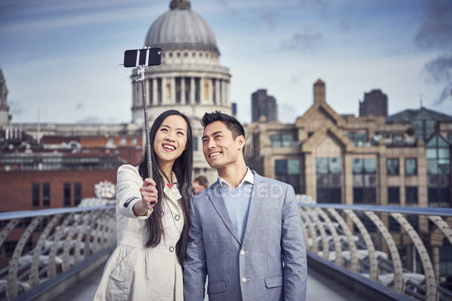 Couple prendre selfie tandis que debout à Millennium Bridge — Photo de stock
