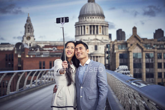 Couple prendre selfie tandis que debout à Millennium Bridge — Photo de stock