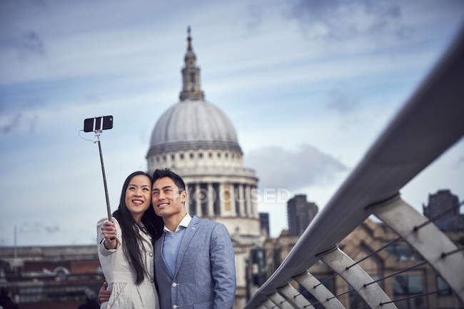 Пара беручи selfie стоячи на міст Міленіум — стокове фото