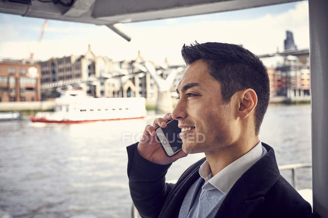 Man talking on mobile phone — Stock Photo