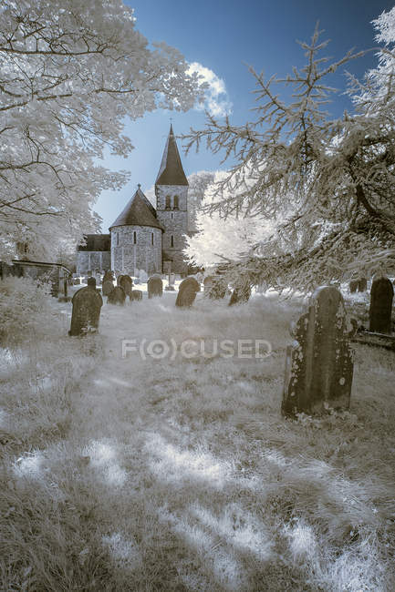 Alte Kirche in englischer Landschaft — Stockfoto