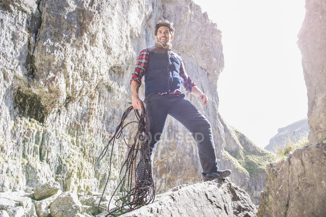 Alpinista in piedi con corda — Foto stock