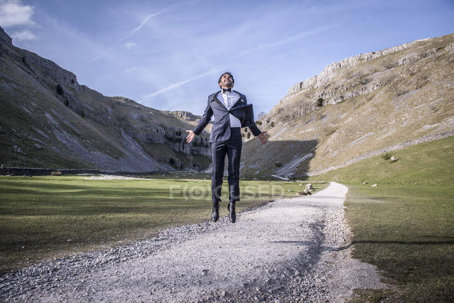 Homem vestido de terno salta — Fotografia de Stock
