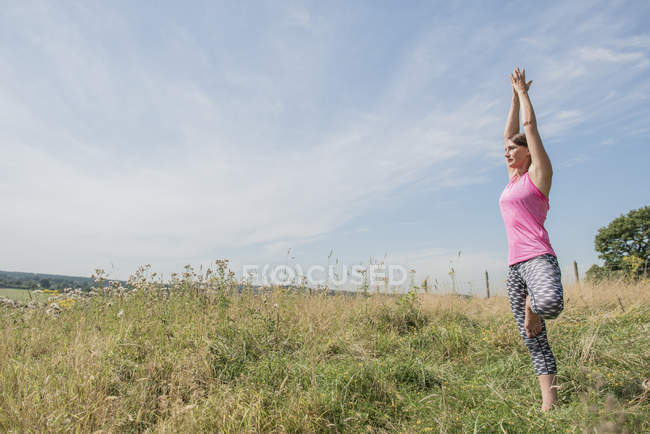 Mulher gosta de dia ensolarado no prado — Fotografia de Stock