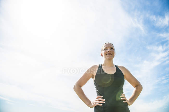 Frau genießt sonnigen Tag auf Wiese — Stockfoto