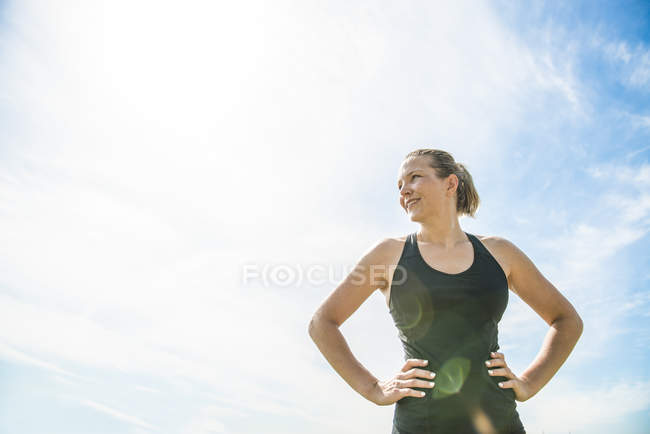 Женщина наслаждается солнечным днем на лугу — стоковое фото