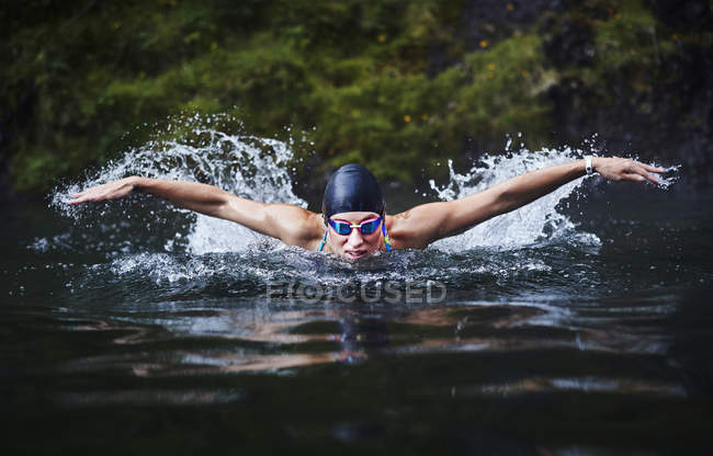 Впевнена молода жінка плаває — стокове фото