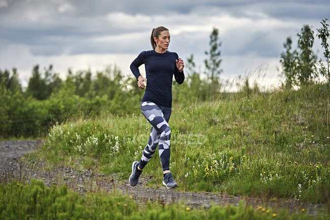 Confiant jeune femme courir — Photo de stock