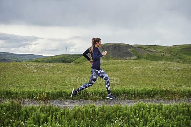 Впевнена молода жінка біжить — стокове фото