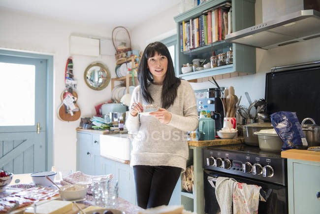 Woman in kitchen chatting — Stock Photo