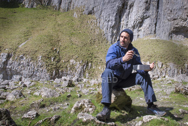 Alpinista in terreni accidentati . — Foto stock