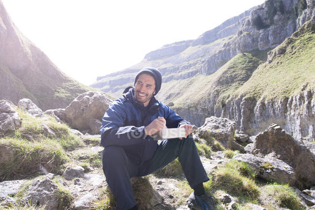 Альпініст сидить їсть їжу — стокове фото