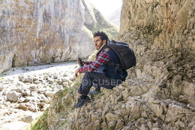 Альпініст на міцній місцевості . — стокове фото