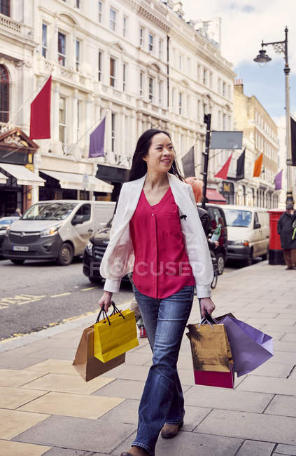 Donna che cammina con borse della spesa — Foto stock