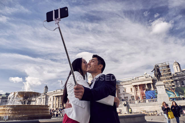 Пара делает селфи на трафальгарской площади — стоковое фото