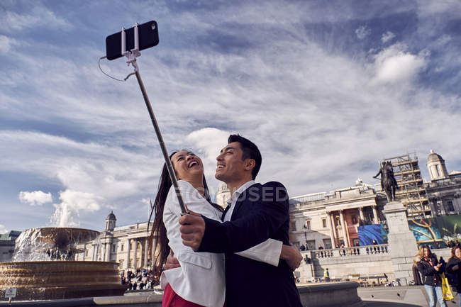 Coppia scattare selfie su piazza trafalgar — Foto stock