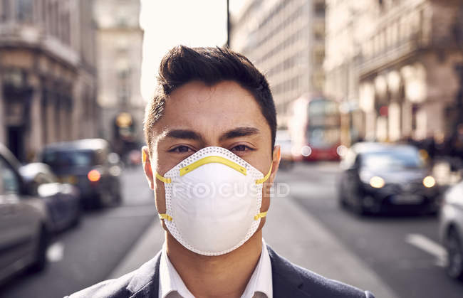 Hombre lleva máscara de filtro - foto de stock