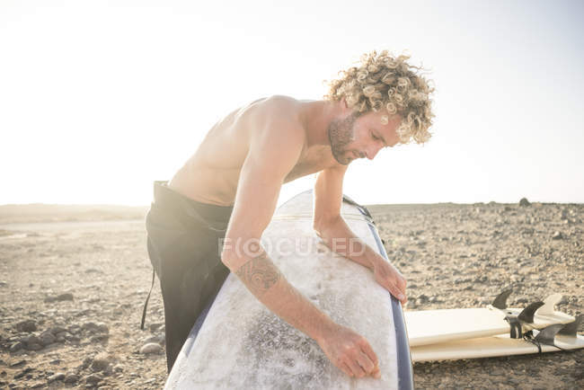 Mann bereitet Surfbrett vor — Stockfoto
