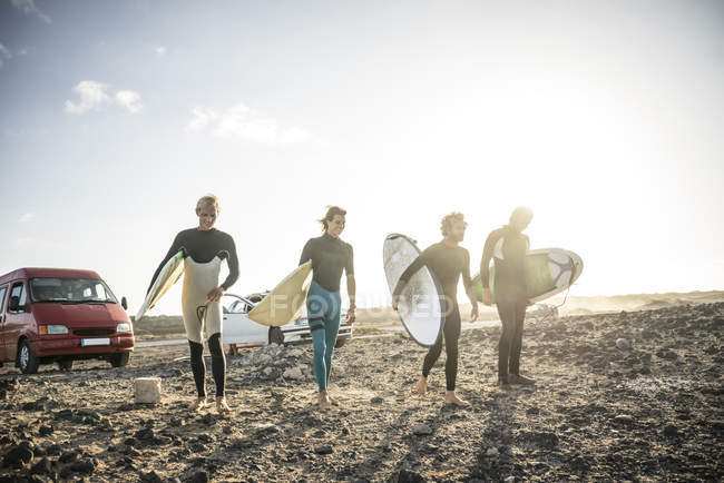 Hombres preparándose para surfear - foto de stock