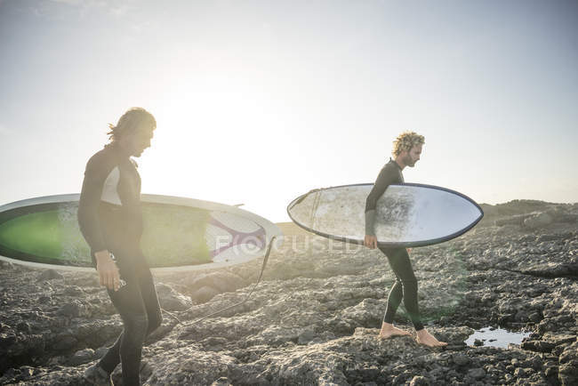 Dos hombres preparándose para surfear - foto de stock