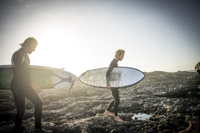Zwei Männer bereiten sich auf das Surfen vor — Stockfoto