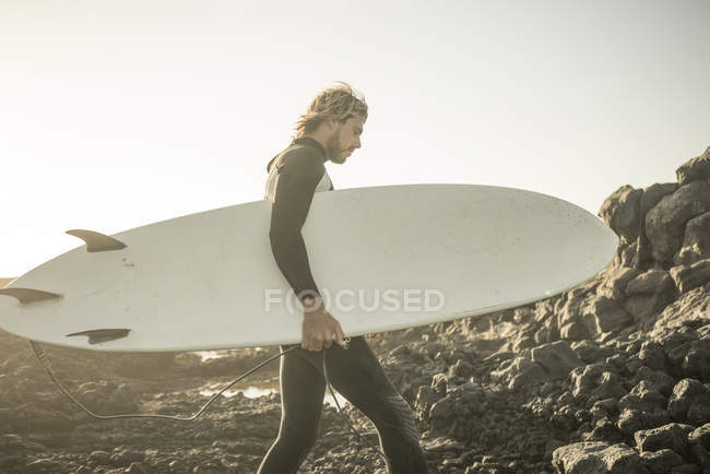 Mann bereitet sich auf das Surfen vor — Stockfoto