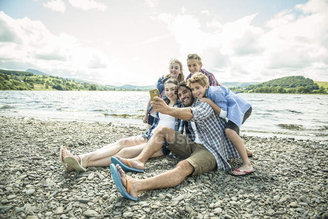 Сім'я бере селфі на берег — стокове фото